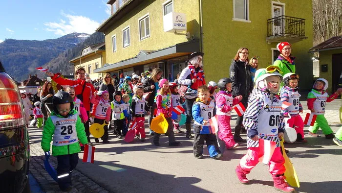 Der von der Radentheiner Wirtschaft veranstaltete Faschingsumzug stand ganz im Zeichen von Olympia. Kindergarten, Schule, Vereine und Unternehmer machten mit.