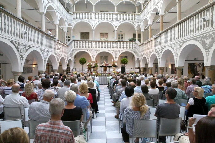 Übrigens: Durch das bunte Programm führten Christian Miklin und Alfons Egger. 