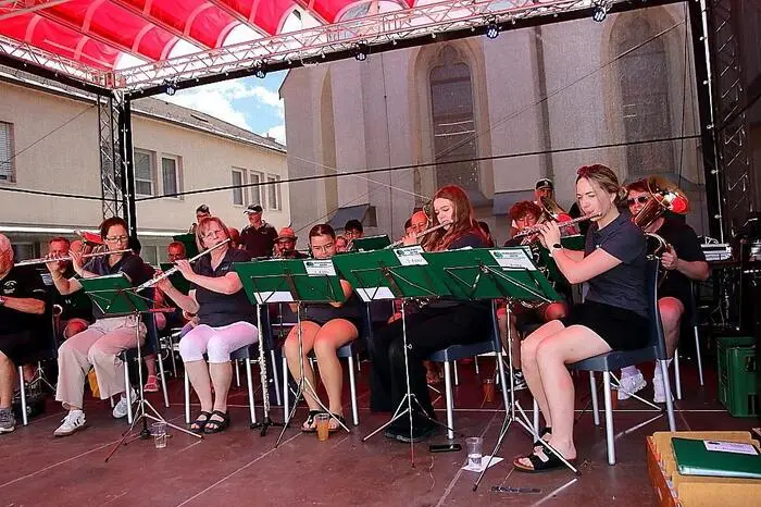 Zur Eröffnung spielte die Werkskapelle Bauer auf, ehe Bürgermeister Bernd Osprian das Stadtfest eröffnete. 
