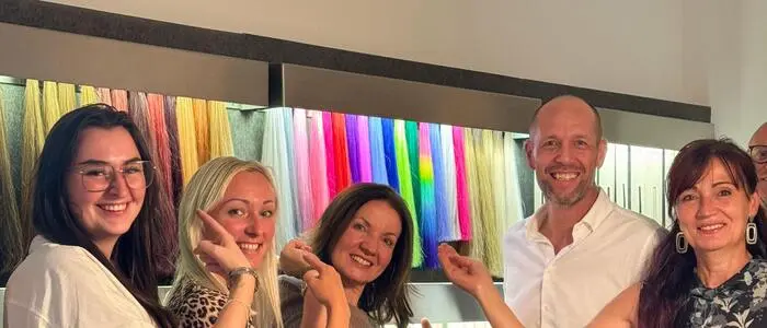 Richard Heinritz, neuer „Great Lengths DACH“-Geschäftsführer (4. v.l.), mit Mitarbeiterinnen im Produktionsstandort in St. Stefan im Rosental
