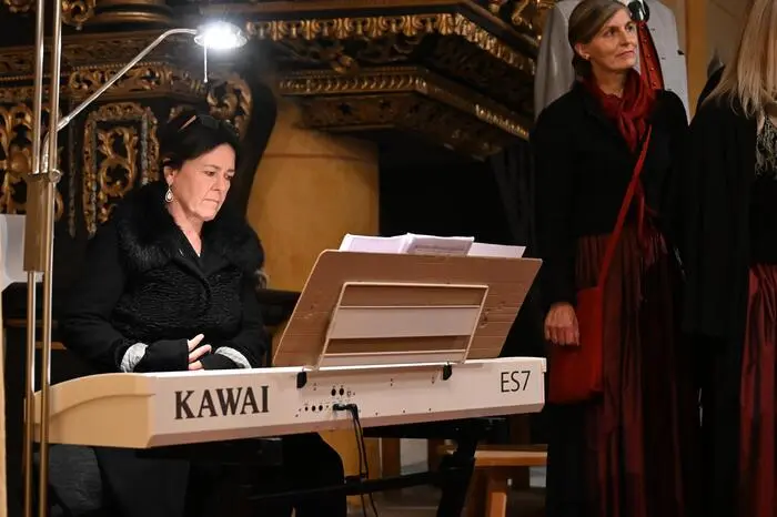 Am Klavier Christine Enzi Thalhammer. 