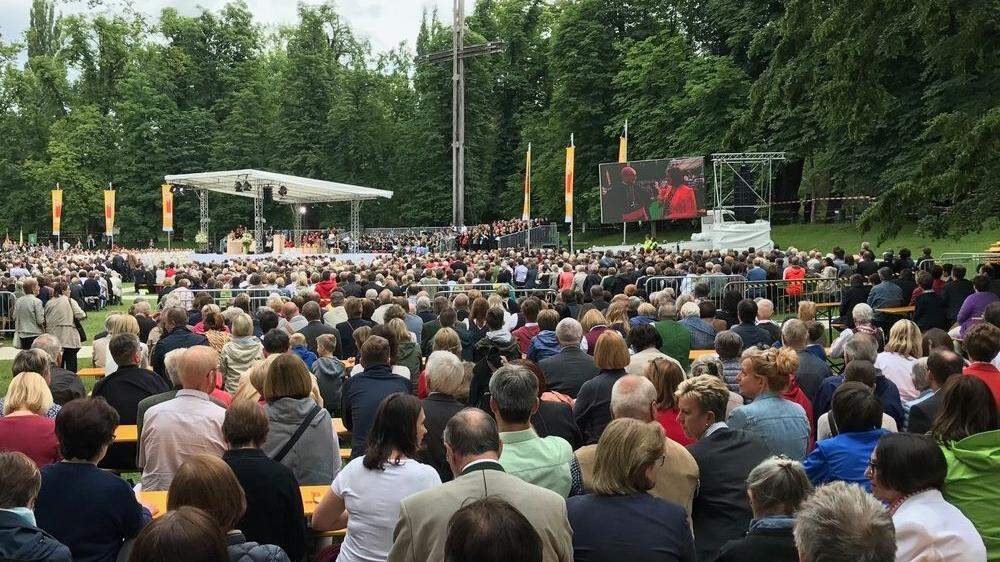 Tausende kamen zur Messe in den Stadtpark