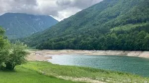 Kaum noch Wasser führt der Freibacher Stausee, Schwimmen, Tauchen und Fischen sind praktisch unmöglich