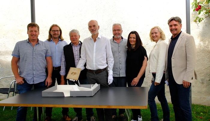Sie stehen hinter dem Projekt „Dimas / Freilichtaufführung Virgen“ (von links nach rechts): Josef Dichtl (Sprecher Theatergruppe Rabensteiner), Regisseur Norbert Mladek, Mentor Fritz Joast, Literaturwissenschaftler Toni Bernhart, Harald Mair (Sprecher Theatergruppe Rabensteiner), Obfrau Kathrin Mariacher, Helene Köfler (Theatergruppe Rabensteiner) und Dietmar Ruggenthaler (Bürgermeister Virgen)