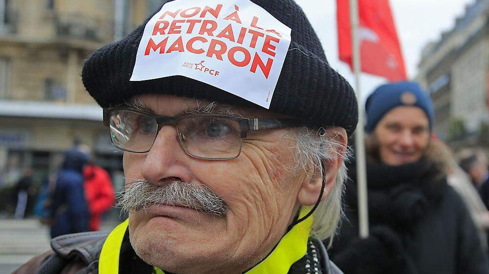 &quot;Nein zu Macrons Pensionsplänen&quot;, skandiert dieser Demonstrant