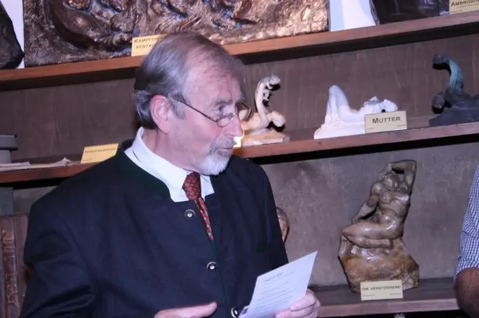 Das nach den eigenen Plänen von Gustinus Ambrosius, er verstarb 1975, in den Jahren 1970 bis 1975 als „Alterssitz“ errichtete Haus, welches nun das sehenswerte Ambrosi-Museum beherbergt, bedarf allerdings dringlicher Restaurierungsarbeiten, für welche der Erlös des Benefizabends verwendet wird.