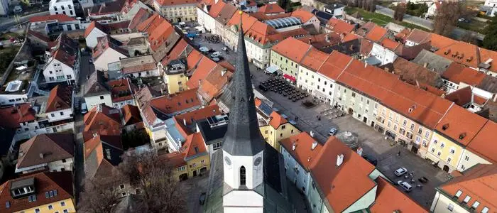 Drohnenaufnahme einer Kleinstadt