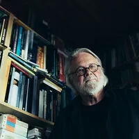 Gerhard Roth in seinem Haus in der Südweststeiermark