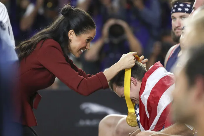 Die siegreichen US-Athleten konnten sich danach über ihre Goldmedaille aus den Händen der Herzöge von Sussex freuen.