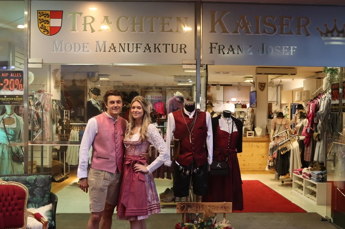 Der „Trachtenkaiser“ am Weiher nutzte den Schönsonntagsmarkt in der Stadt, um viele Kunden mit besonderen Schnäppchen auf sein großes Sortiment aufmerksam zu machen.