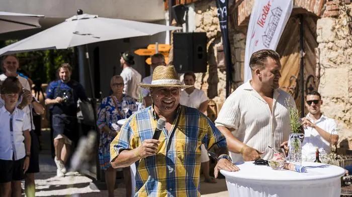Bei Sonnenschein wurden die Gäste des Golden-Hill-Charity-Event 2024 in St. Nikolai im Sausal kulinarisch verwöhnt. 