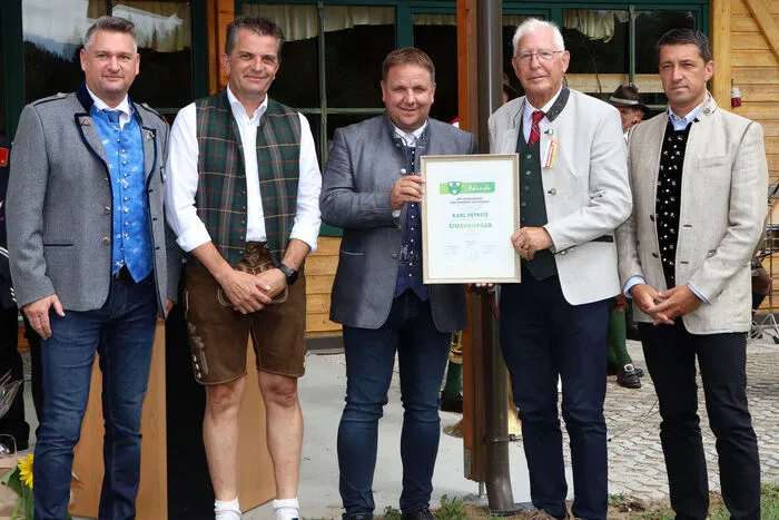 Für seine Verdienste für die Gemeinde Steuerberg wurde Karl Petritz (4. von Links) zum Ehrenbürger ernannt.