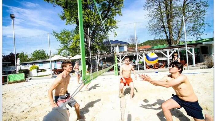 Je nach erforderlichen Arbeiten beim Untergrund kostet ein Beachvolleyballplatz 25.000 bis 38.000 Euro.