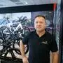 Ewald Holzer hat sein Hobby zum Beruf gemacht, doch die Fahrradbranche wandelt sich und der Werkstatt-Service, aber auch das Leasing, werden immer wichtiger