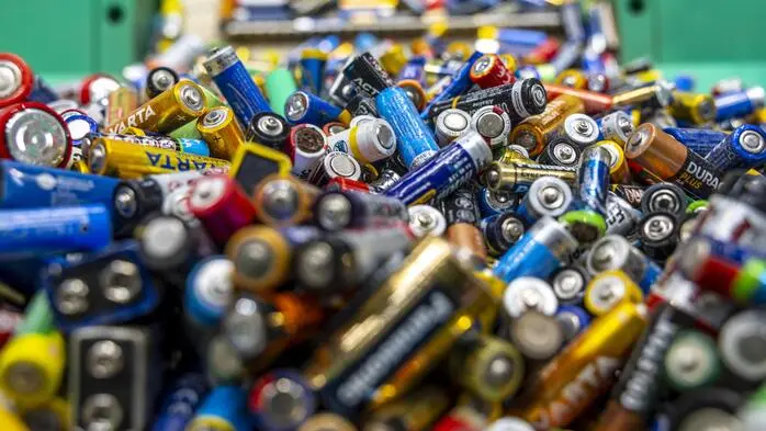 Wie sich die geladenen Atome – die Ionen – durch Batteriematerialien bewegen und wie deren Beweglichkeit mit der atomaren Anordnung des Materials zusammenhängt haben Forscher der TU Graz untersucht (Sujetbild)