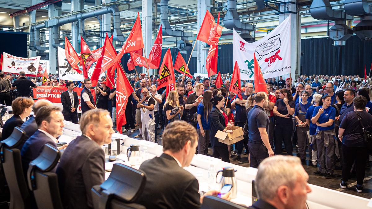 Um 9:30 Uhr begann in Wolfsburg die Betriebsversammlung 