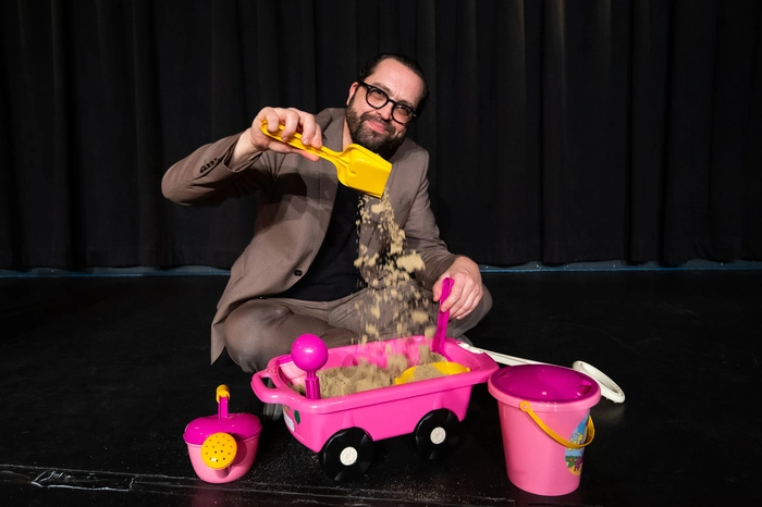 ... und als Premierengeschenk natürlich Sand und das passende Spielzeug von seinem Management.