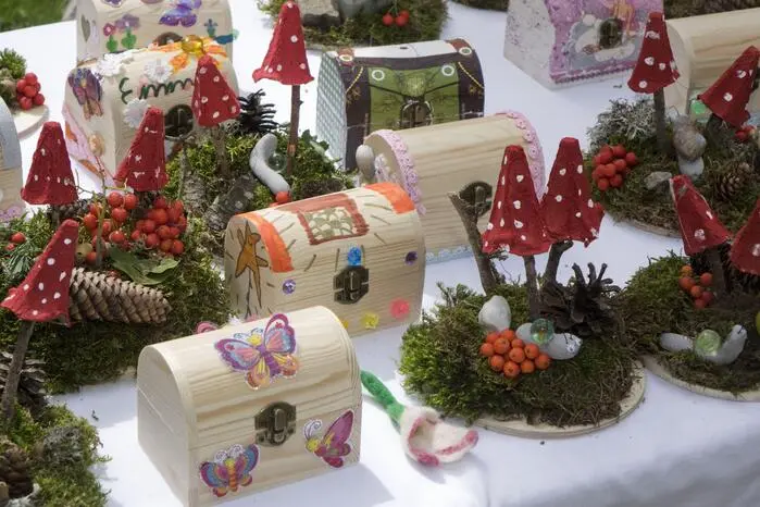 Auch Kreativität kam nicht zu kurz. Beim Basteln konnten die Kinder Schatztruhen ganz nach ihren eigenen Vorstellungen verzieren. Dafür wurde das benötigte Material zuvor gemeinsam in der Natur gesammelt.