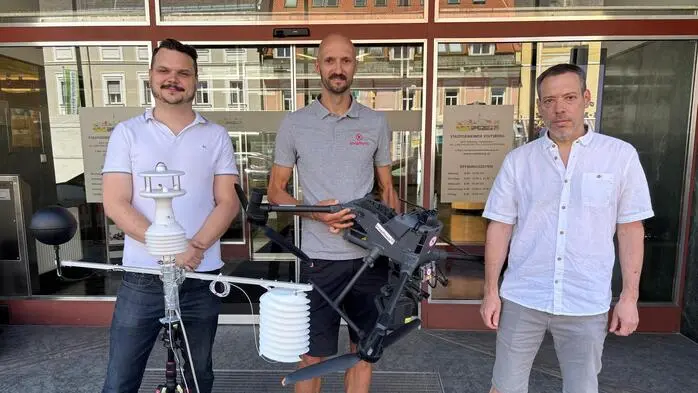 v.l.: Dirdet-Projektleiter der Stadtgemeinde Michael Weiß, Philipp Knopf vom Drohnentechnologieunternehmen „knopfhoch“ und Daniel Rüdisser vom Ingenieurbüro für Technische Physik „HTflux“