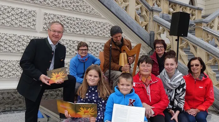 Bürgermeister Josef Ober, Lea und Jan Köhldorfer, Anna Puffer, Anna Eibl und Roswitha Sommer (vorne),Cordula Melbinger-Köhldorfer, Frederik Mellak und Renate Huemer (2. Reihe)