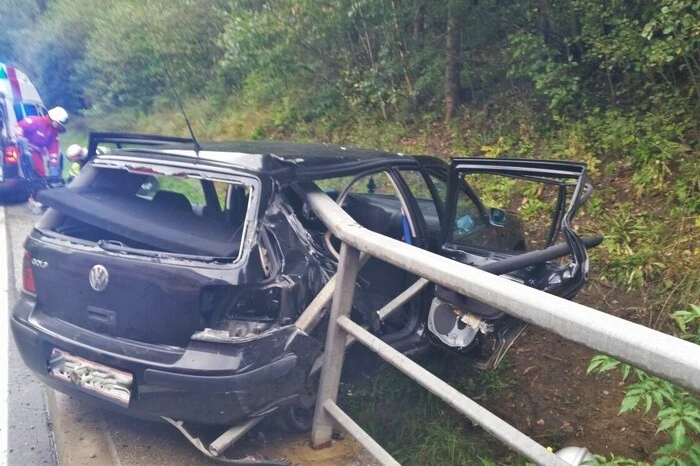 Die drei Leichtverletzten wurden mit zwei Rettungswagen in das Landeskrankenhaus Leoben gebracht, wo sie neben der klinischen Untersuchung auch vom Kriseninterventionsteam des Roten Kreuz Bruck/Kapfenberg betreut werden.
