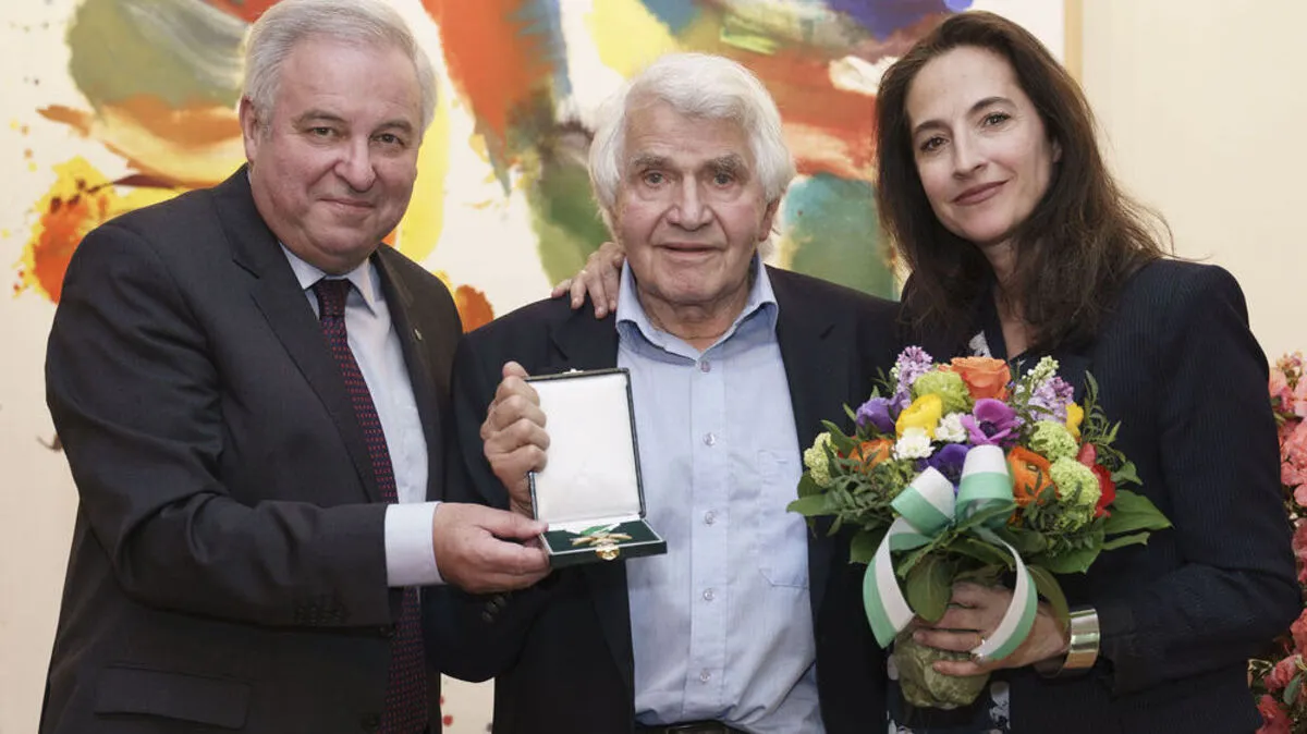 LH Hermann Schützenhöfer, Sigi Bergmann mit Tochter Elisabeth bei der Überreichung des Goldenen Ehrenzeichens in der Grazer Burg 