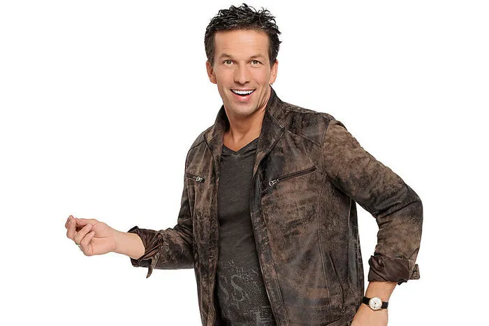 Der Musiker und ORF-Moderator Martin Ferdiny ("heute mittag" und "heute österreich") hat sich "riesig darüber gefreut, als ich gefragt wurde". Er ist "tänzerisch vollkommen unbelastet" und geht "ganz befreit an die Sache ran".