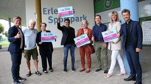 Susanne Koschier (Vierte von rechts) übernahm die Spende von 6000 Euro für &quot;Kärntner in Not&quot;