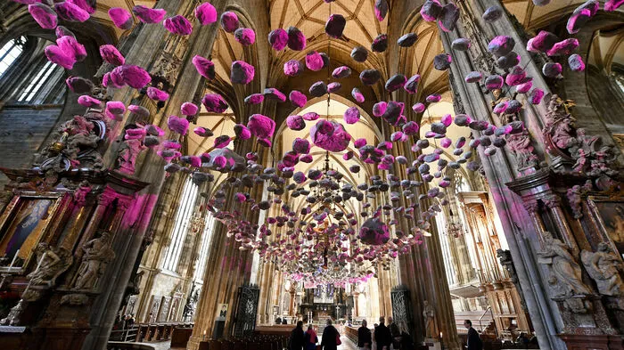Im Wiener Stephansdom schweben die Steine: Zu Beginn der Fastenzeit hat der Künstler Peter Baldinger das Mittelschiff der Kirche in einen beeindruckenden "Sky of Stones" verwandelt - einen "Himmel aus Steinen". Exakt 1.332 Pappsteine schweben über den Köpfen der Besucher.  