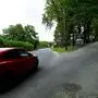 Auto fährt in Kreuzung ein