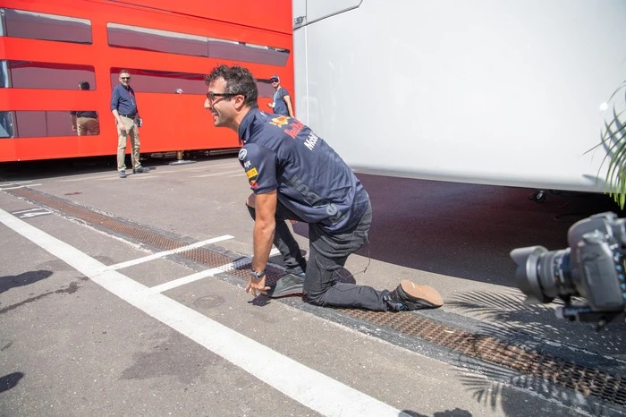 Warum er unter und nicht in dem Motorhome ist?