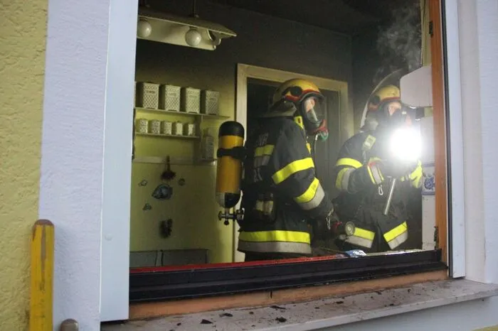 Die Feuerwehren Großwilfersdorf und Altenmarkt setzten schwerem Atemschutz ein.