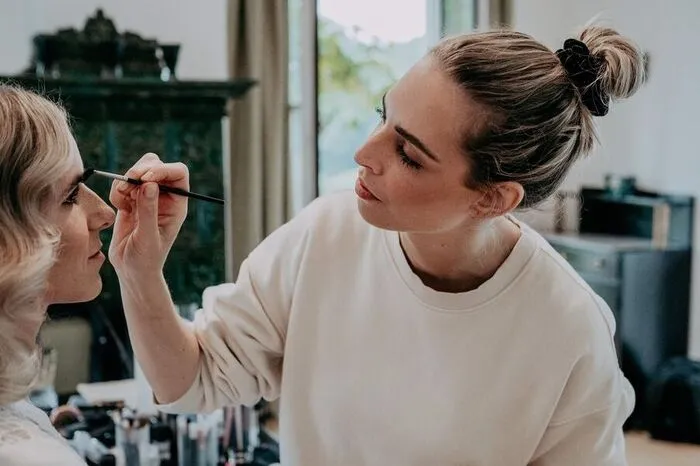 Meinen sicheren Job zu kündigen und den Schritt in die Selbstständigkeit zu wagen war meine größte Entscheidung. Dazu muss man wirklich Vertrauen in sich selbst haben. Jetzt habe ich mein eigenes Makeup-Studio in Leibnitz und bin rückblickend sehr glücklich über diese Entscheidung.