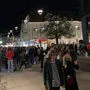 Jede Menge los auf der Straße: Eine Lokal-Eröffnung vis-a-vis vom Kunsthaus mit DJ-Musik zog die jungen Menschen magisch an