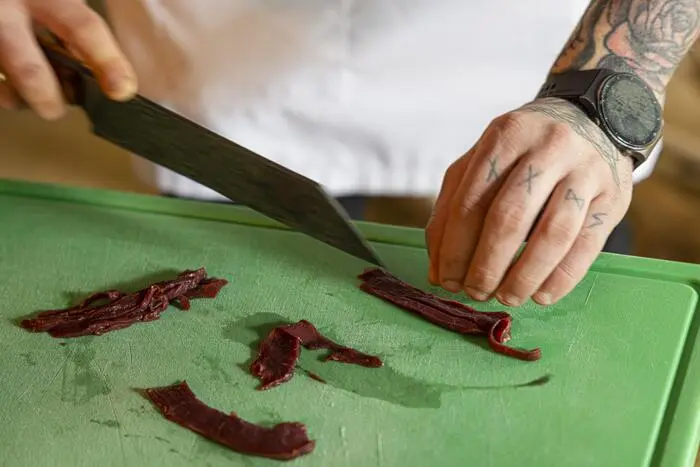 Das Rinderherz hat eine tolle kräftige Farbe und wird in kleine Stücke geschnitten.