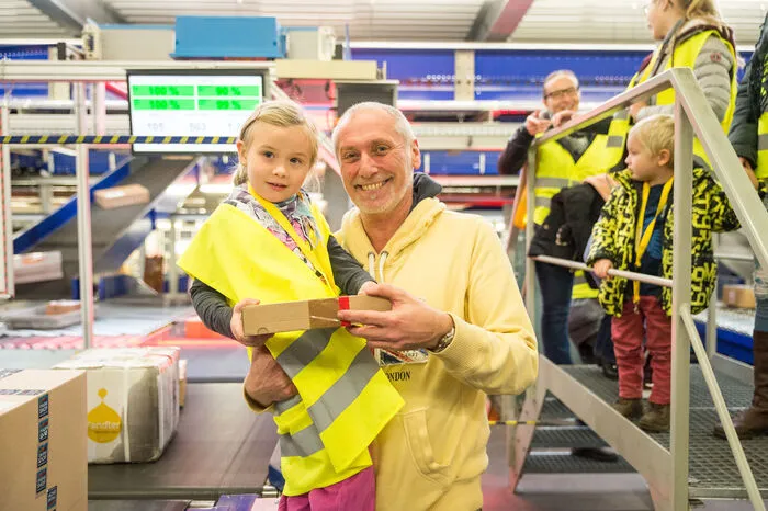 Produktionsleiter Manfred Pamer empfing Alva persönlich und zeigte ihr alle möglichen Winkel und Ecken des 4400 Quadratmeter großen Logistikzentrums.