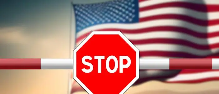 Stoppschild vor USA-Flagge | Stopp, Sie kommen hier nicht rein!