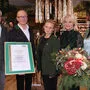 Gabriele Lechner von der Wirtschaftskammer überreichte der Familie Vogl zum Jubiläum eine Auszeichnung für unternehmerische Leistung