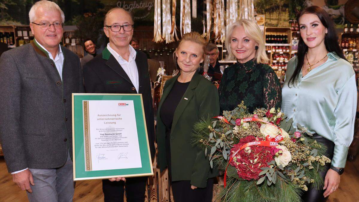 Gabriele Lechner von der Wirtschaftskammer überreichte der Familie Vogl zum Jubiläum eine Auszeichnung für unternehmerische Leistung