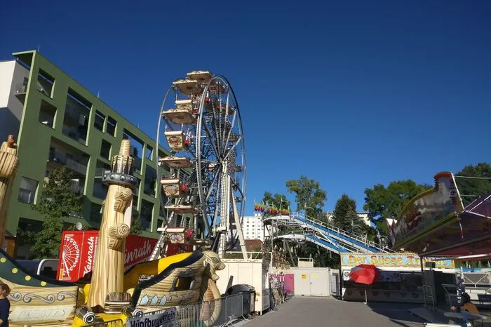 Das Riesenrad ist alle Jahre wieder eine der Hauptattraktionen für Groß und Klein.