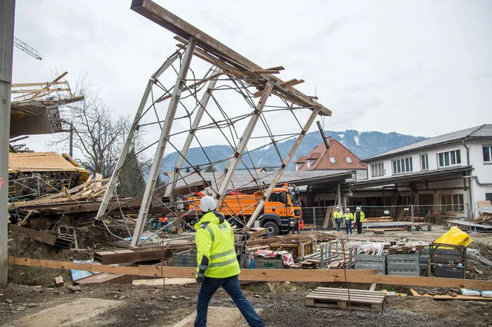 Das für den Bauvorgang errichtete Lehrgerüst war unter der Last der Brücke zusammengesackt.