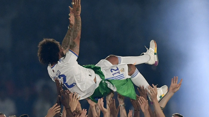 ... noch einmal auf den Schultern seiner Spieler - der Brasilianer verlässt Real und wurde ebenso gefeiert wie der 14. Titel in der Champions League. Die besten Bilder!
