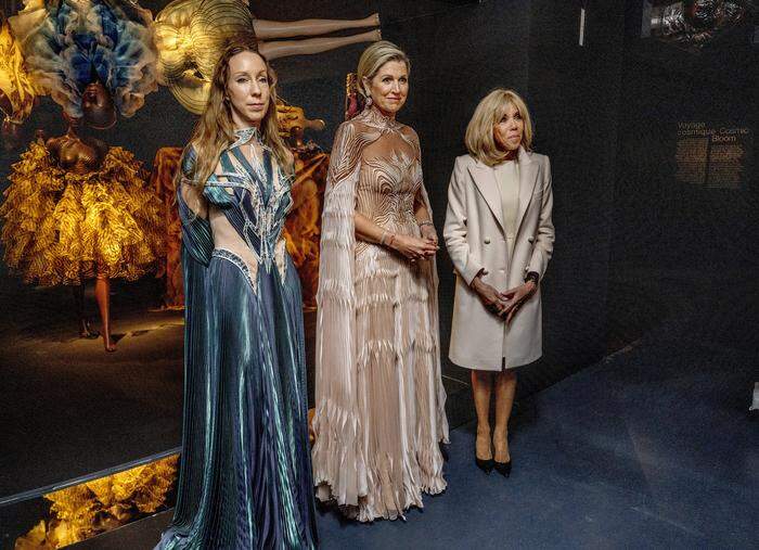 Brigitte Macron, Königin Maxima und Iris van Herpen (von links) bei der Ausstellungseröffnung