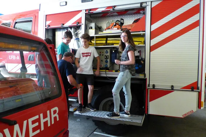 Sogar die Feuerwehr öffnete Tür und Tor.