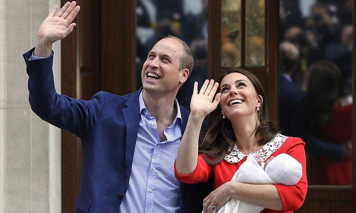 Royale Tradition: William und Kate mit Söhnchen Louis, ein paar Stunden nach seiner Geburt