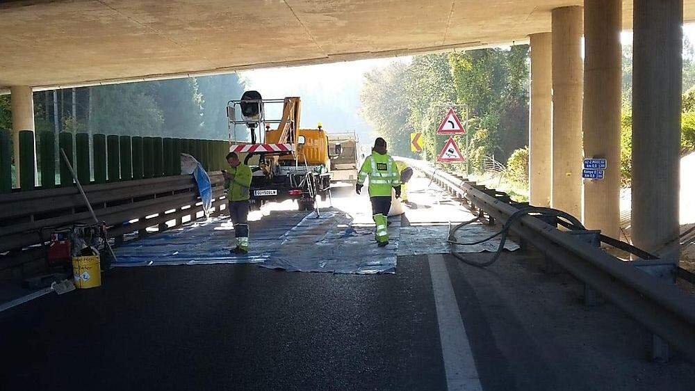 Die Arbeiten an der Brücke bei der Autobahnauffahrt Mooskirchen sind am Dienstag voll im Gange