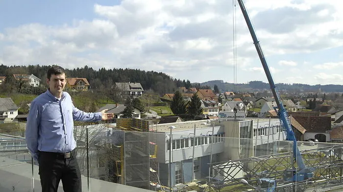 Geschäftsführer Markus Binder zeigt, wo die Brücke entstehen wird