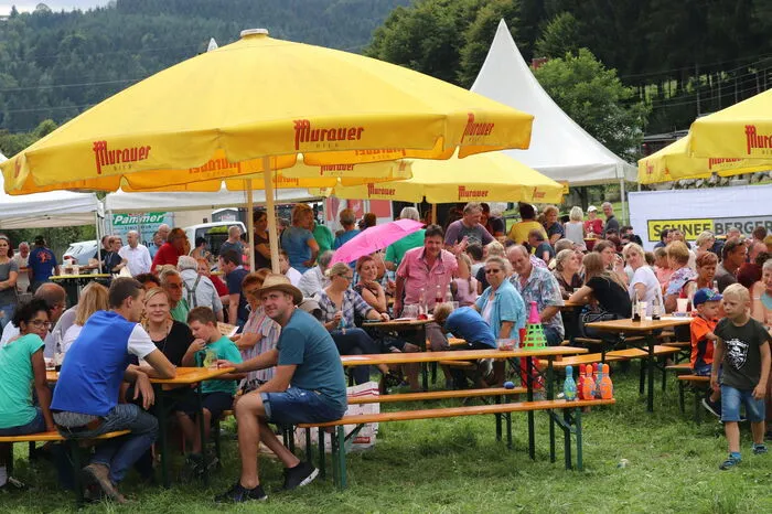 Kuh „Cilli“ ließ die zahlreichen Zuschauer allerdings einige Zeit warten, bis der Gewinner feststand. Roland Peissl moderierte.