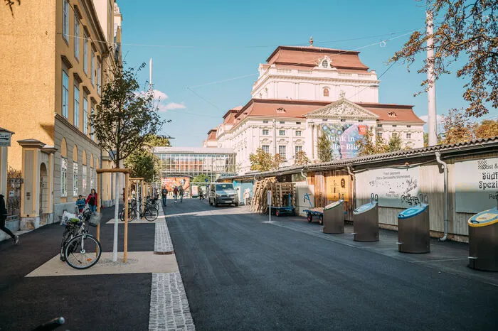 Allerdings vermissen Fachleute einen städteplanerischen Gestaltungswillen. Viel Asphalt dominiert den Platz, die Standl kehren der Kirche ...