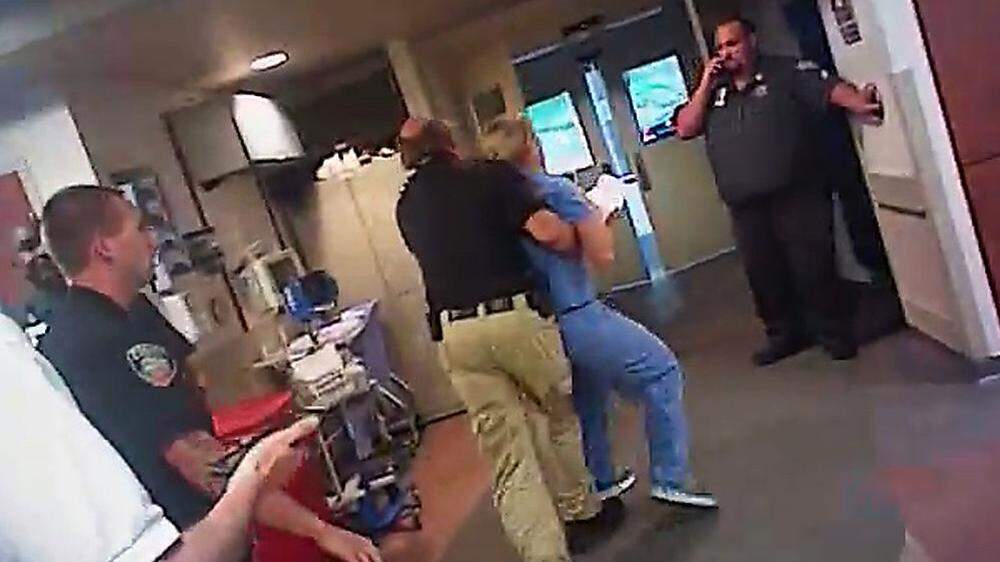 Die Krankenschwester wurde grob aus dem Krankenhaus abgeführt